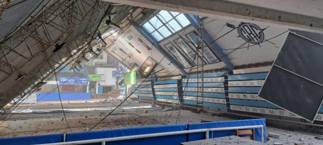 Impactante: Se cay el techo del estadio de Regatas