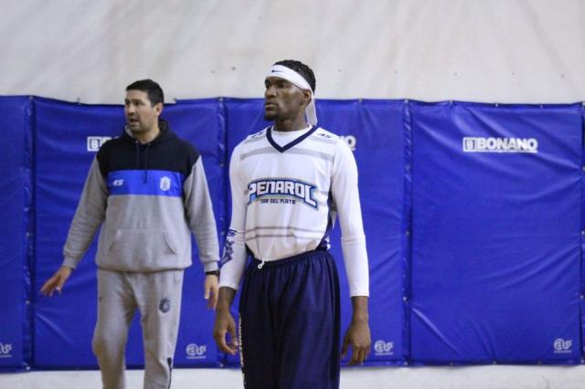 Lleg� Maxwell y entren�